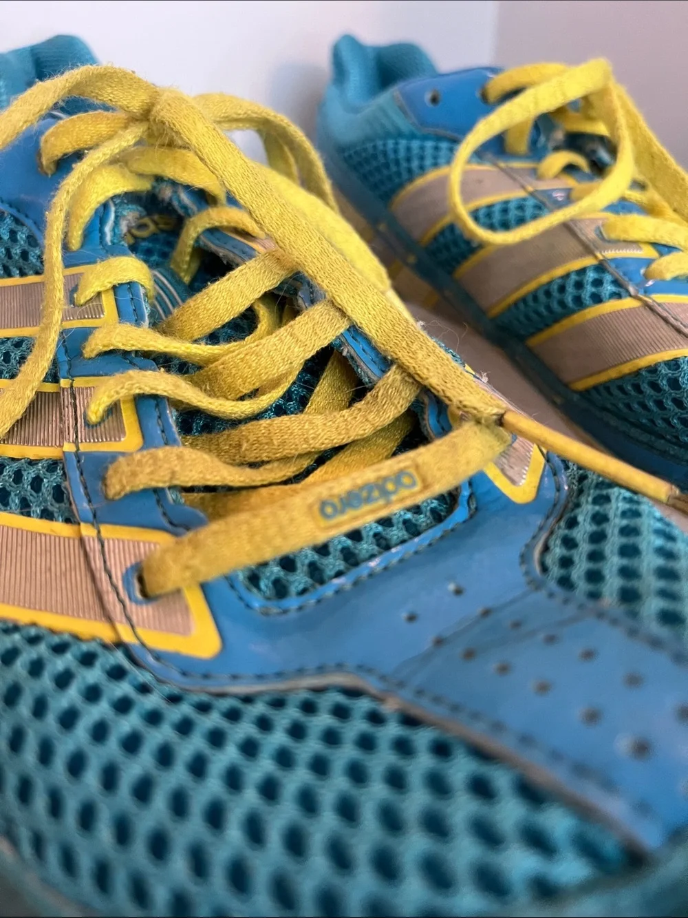 Women’s Adida’s Athletic Sneakers w/ yellow laces 10